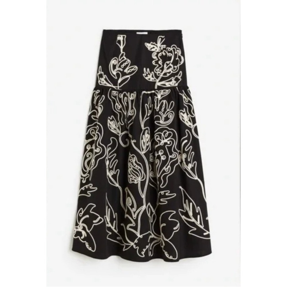 H&M  Black and White Floral embroidered Skirt. Size 8